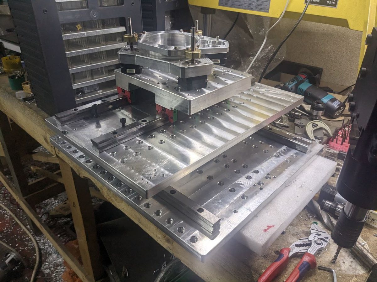 The XY stage with the rotary platform on the bed of a milling machine